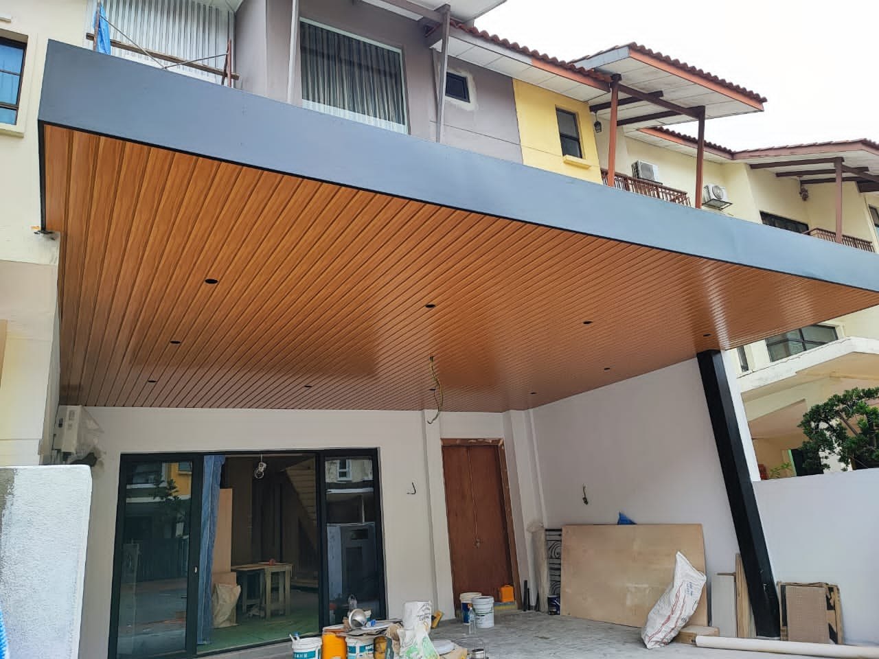 Awning with warm wood-look aluminium strip ceiling
